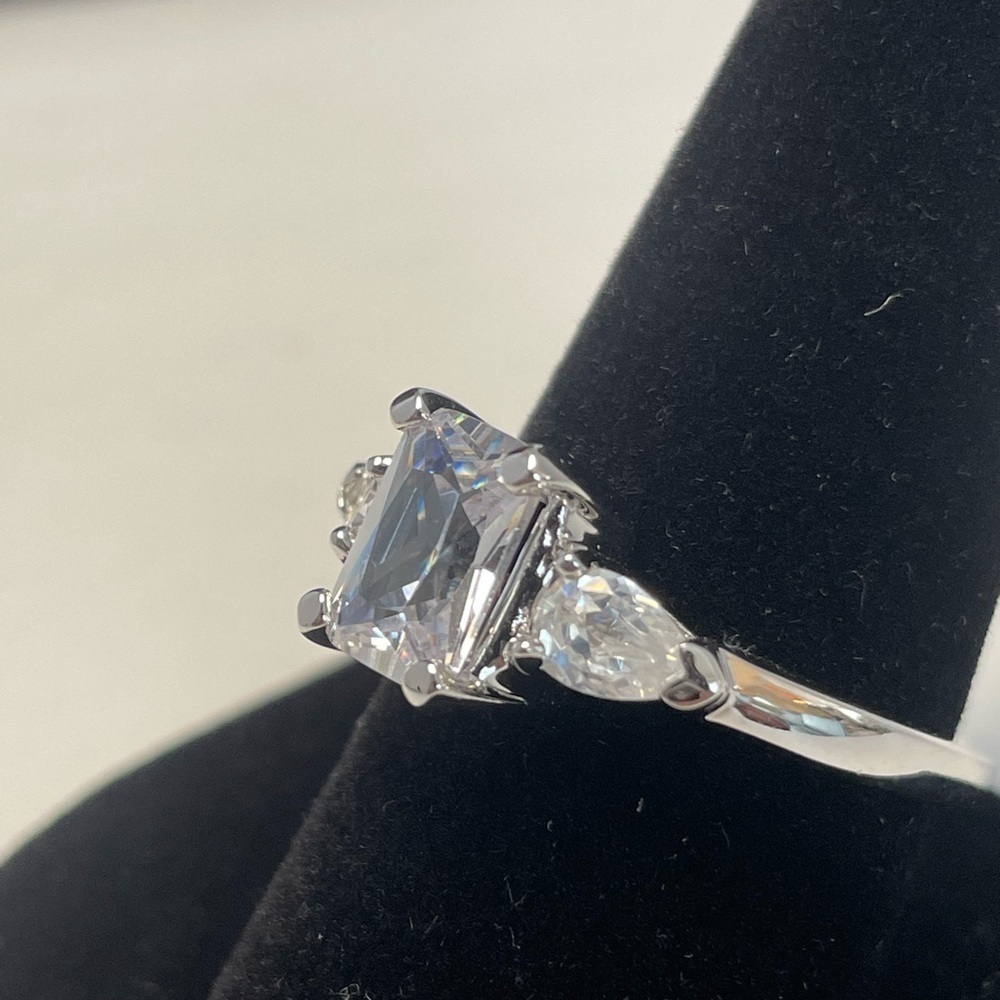 Rectangular cut cubic zirconia solitare ring with side cz accents. Size 10 - Picture 3 of 9